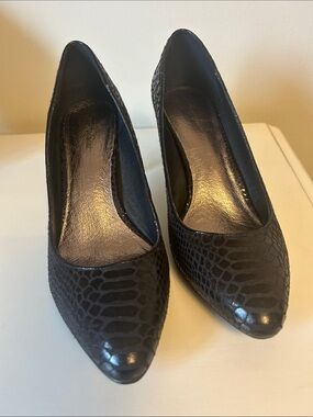 Croc-Embossed Roberto Vianni Black Pointed-Toe Heels